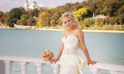 свадебная фотосъемка красивой невесты с букетом у озера Абрау