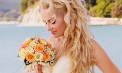 свадебная видеосъемка красивая невеста с букетом у озера Абрау