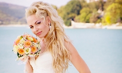 фотосъемка видеосъемка красивая невеста с букетом у озера Абрау
