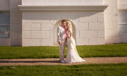 фотосъемка видеосъемка красивая невеста с букетом у озера Абрау