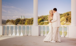 фотосъемка видеосъемка красивая невеста и жених у озера Абрау