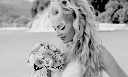 фотосъемка видеосъемка красивая невеста со свадебным букетом у озера Абрау