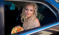 свадебный фотограф красивая невеста в машине кортеж невесты