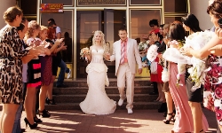 свадебный видеооператор в загсе гости встречают молодоженов жениха и невесту
