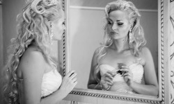 свадебный фотограф красивое платье невесты у зеркала