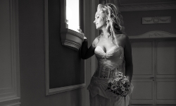 свадебный видеооператор невеста в загсе у зеркала