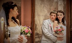 фото невесты и жениха и их отражения в зеркале