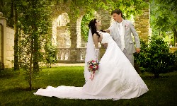 жених и невеста позируют свадебному видеографу видеооператору в старом парке Кабардинка
