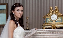 жених и невеста позируют для свадебного видеооператора видеографа в музее Новороссийска