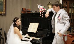 невеста играет на фортепиано пианино удачное фото свадебного фотографа