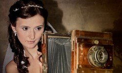 невеста позирует для свадебного видеографа в музее Новороссийска