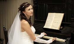 на фотографии невеста играет на пианино фоно фортепиано для жениха в музее Новороссийска
