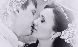 на фотографии жених и невеста целуются в загсе Новороссийска