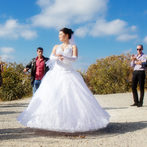 фотограф свадьба невеста жених кортеж в горах в Анапе