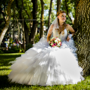 свадебная фотография невеста в старом парке в Кабардинке