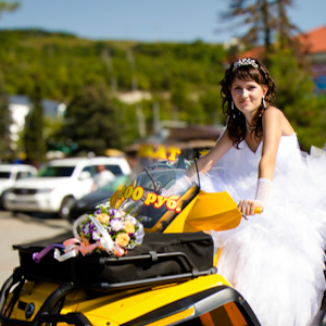 фотограф фото жениха и невесты в Абрау на квадроцикле