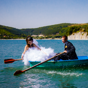 невеста жених в лодке на озере Абрау Дюрсо